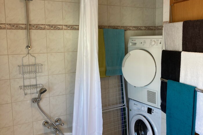 Kaiserhof Ferienwohnungen Westerwald - Appartement AMSTERDAM - Bad / Waschmaschine / Trockner