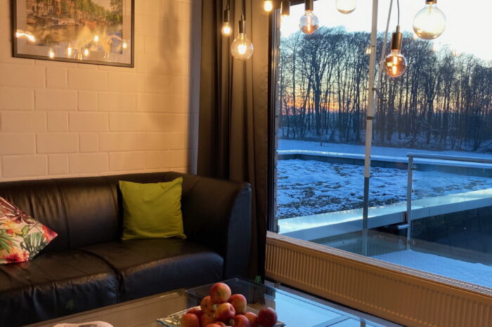 Kaiserhof Ferienwohnungen Westerwald - Appartement AMSTERDAM - Wohnzimmer mit Blick auf Balkon und Garten - Winter 2