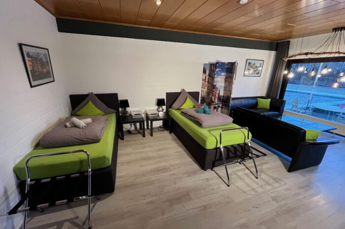 Kaiserhof Ferienwohnungen Westerwald - Appartement AMSTERDAM - Blick in den Raum