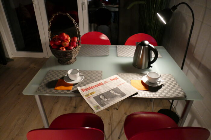 Kaiserhof Ferienwohnungen Westerwald - Appartement LONDON - Frühstückstisch